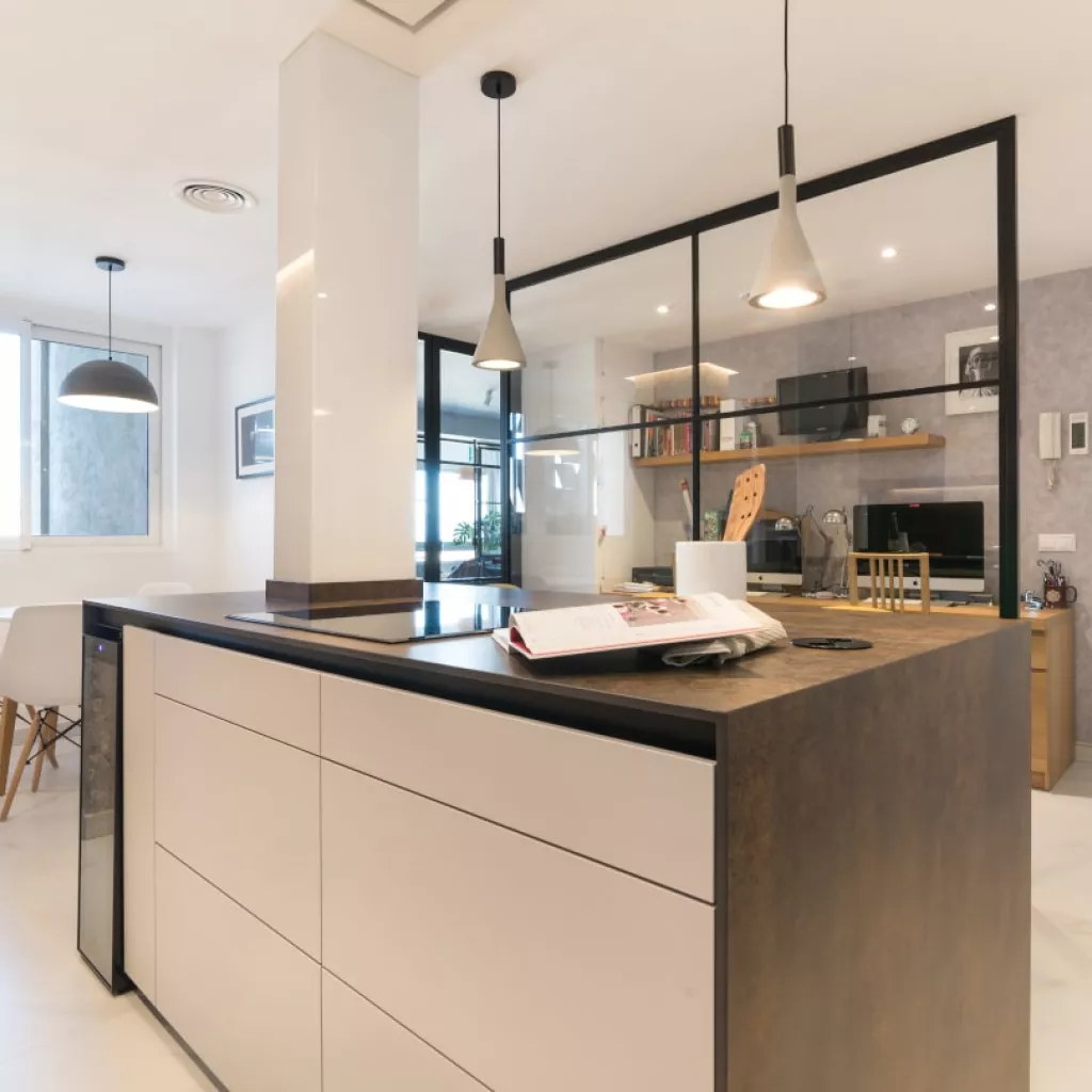 Isla con muebles bajos en cocina Santos cashmere