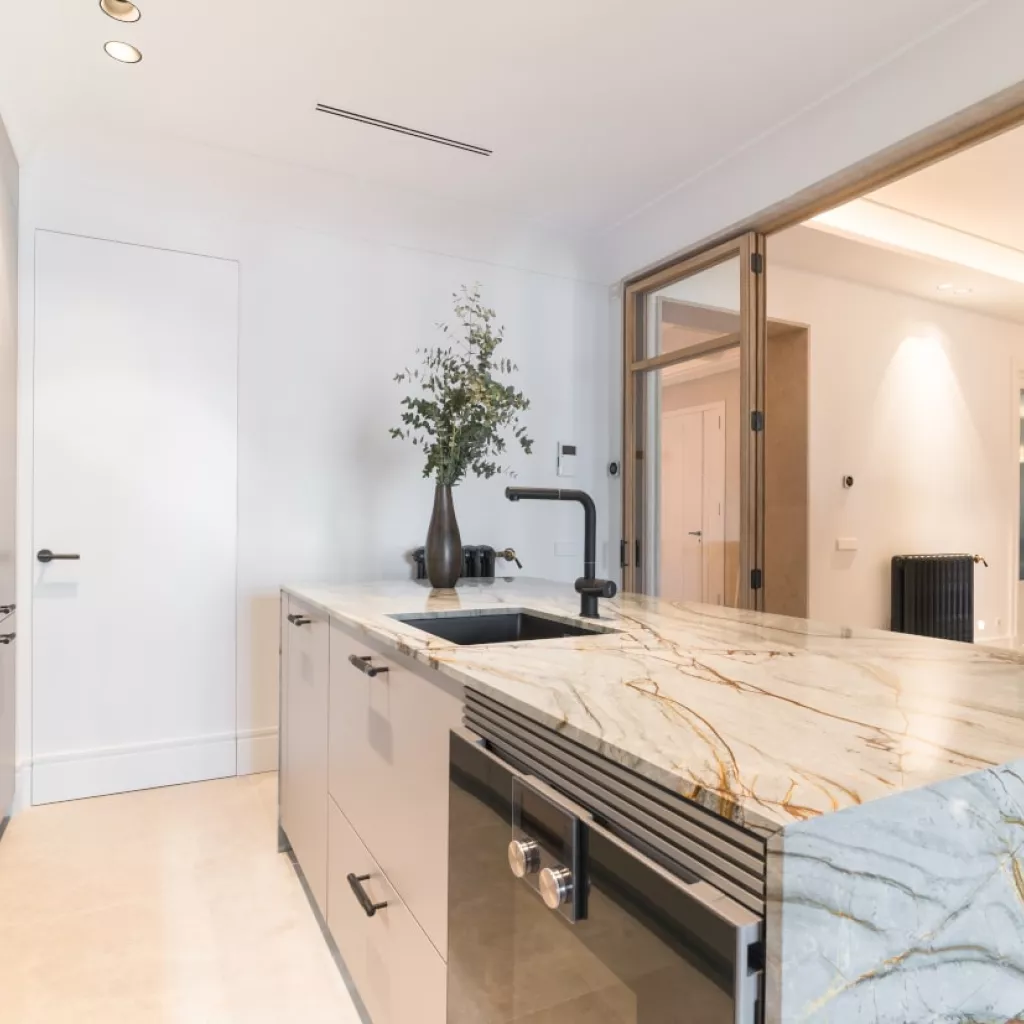 Isla con muebles bajos de Rarestone