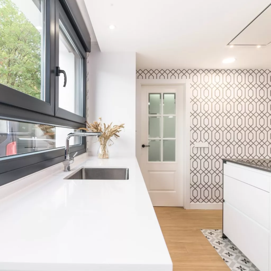 Isla con muebles bajos en cocina Santos blanca