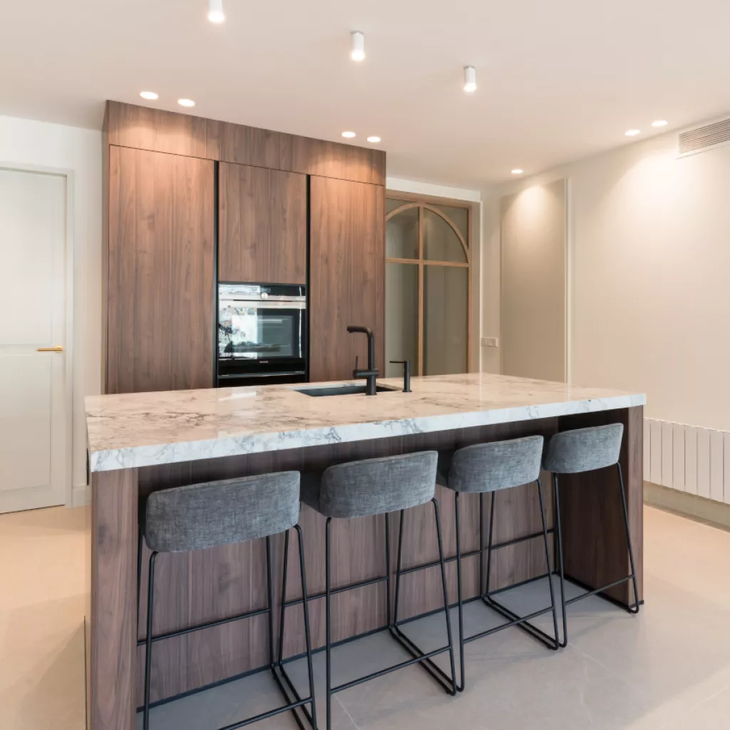 Isla con zona barra y butacas