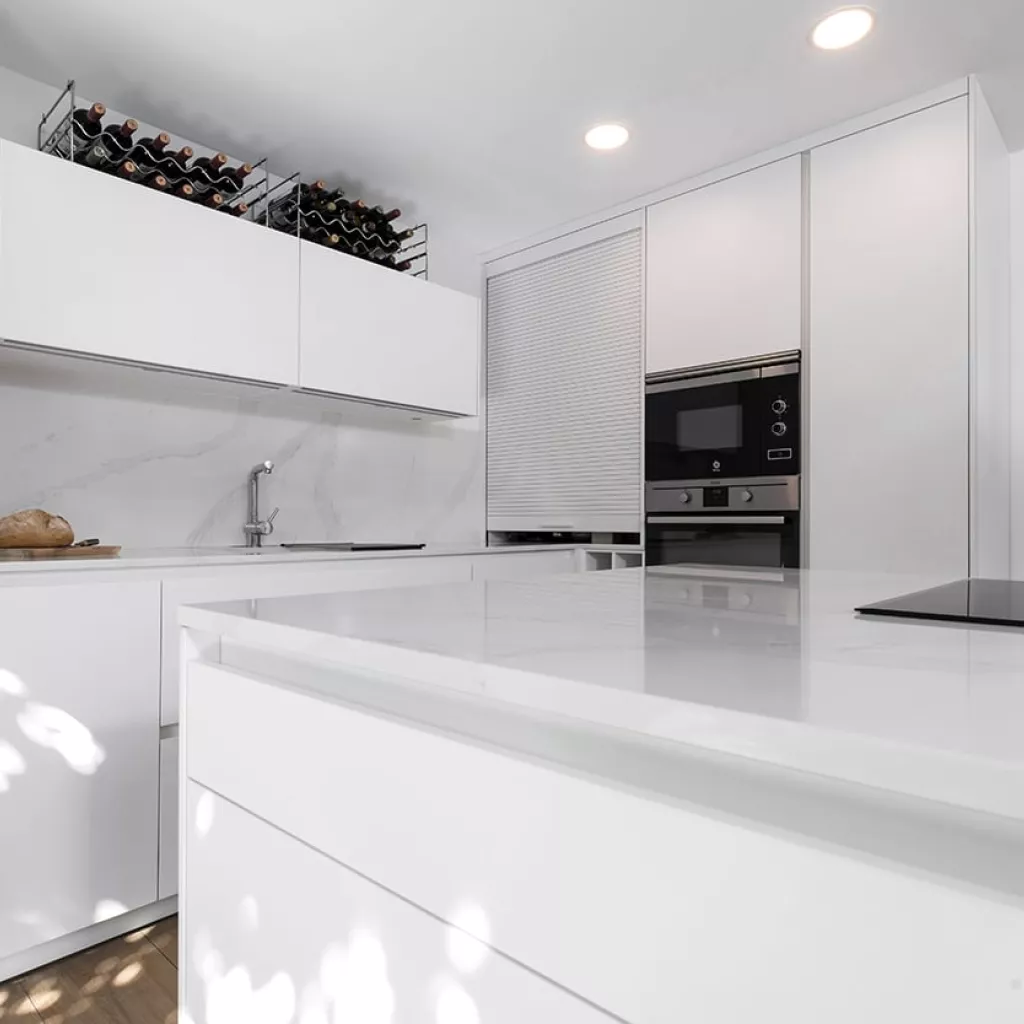 Isla de cocina blanca