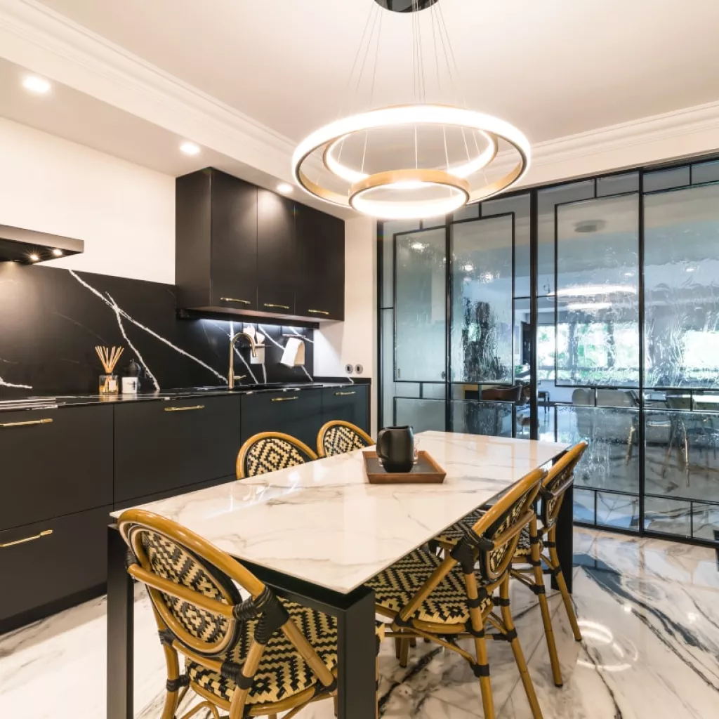 Mesa central en cocina Santos negra