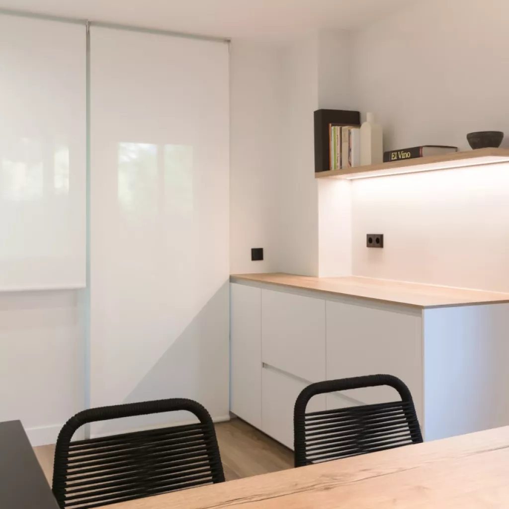 Mueble bajo con balda en cocina Santos blanca y roble