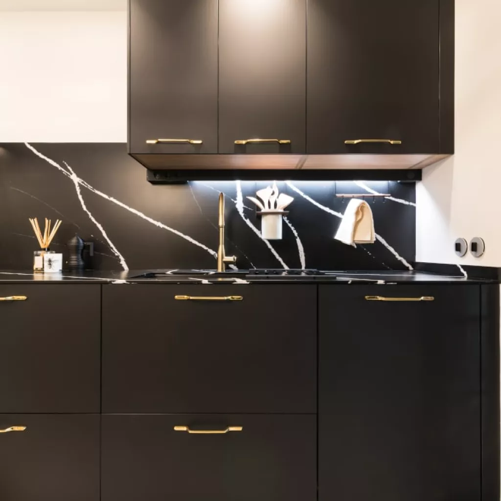 Muebles altos y bajos en negro