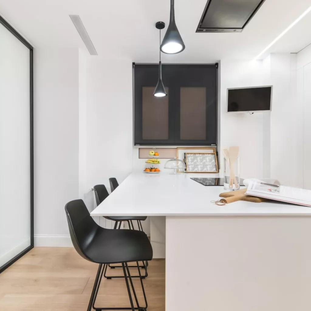 Península con zona cocción y barra en cocina Santos blanca