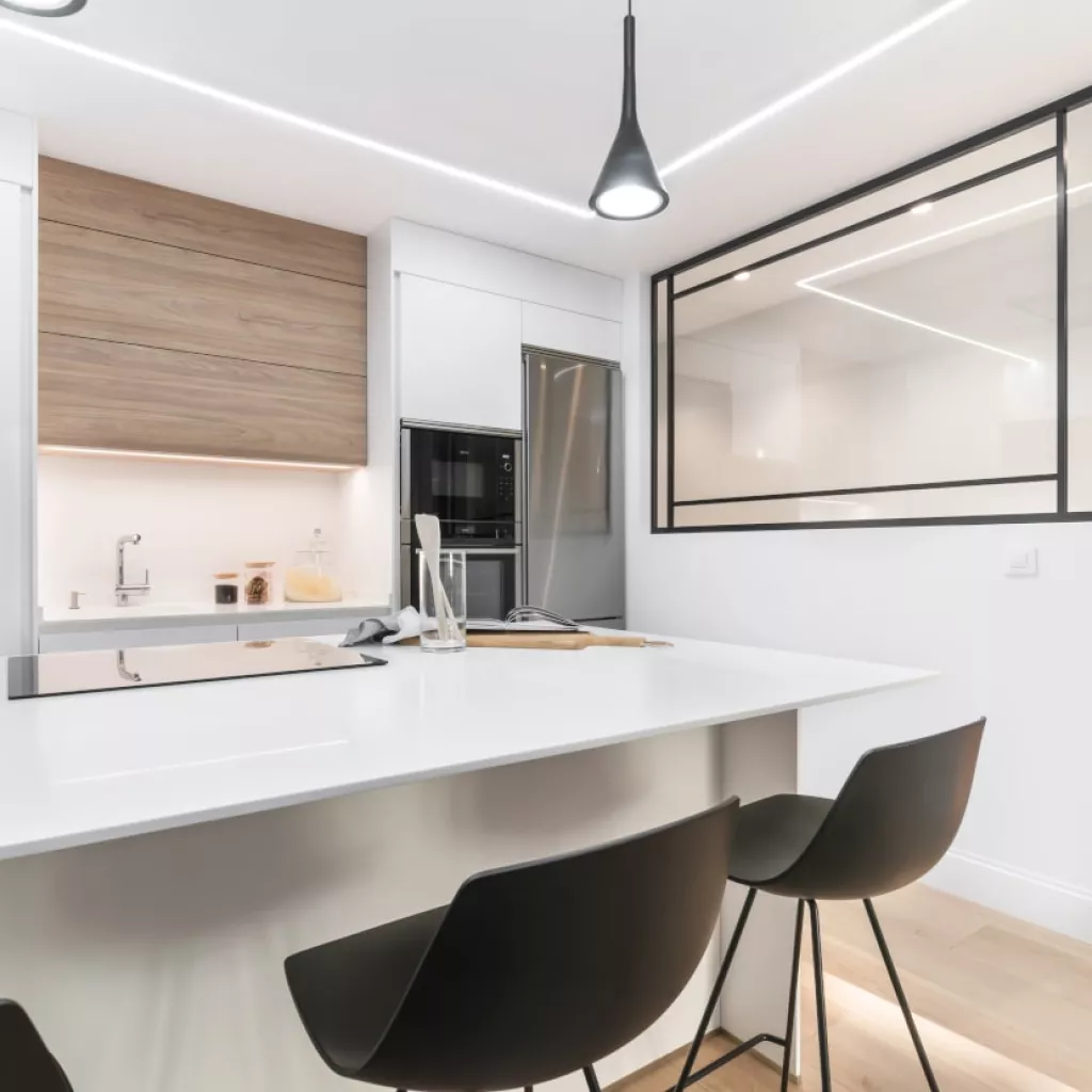 Península con zona cocción y barra en cocina Santos blanca