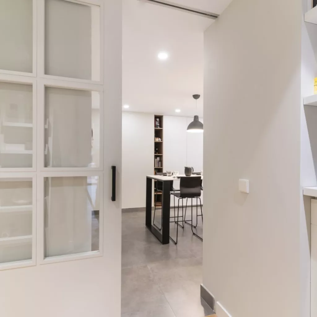 Puerta corredera entrada cocina Santos blanca