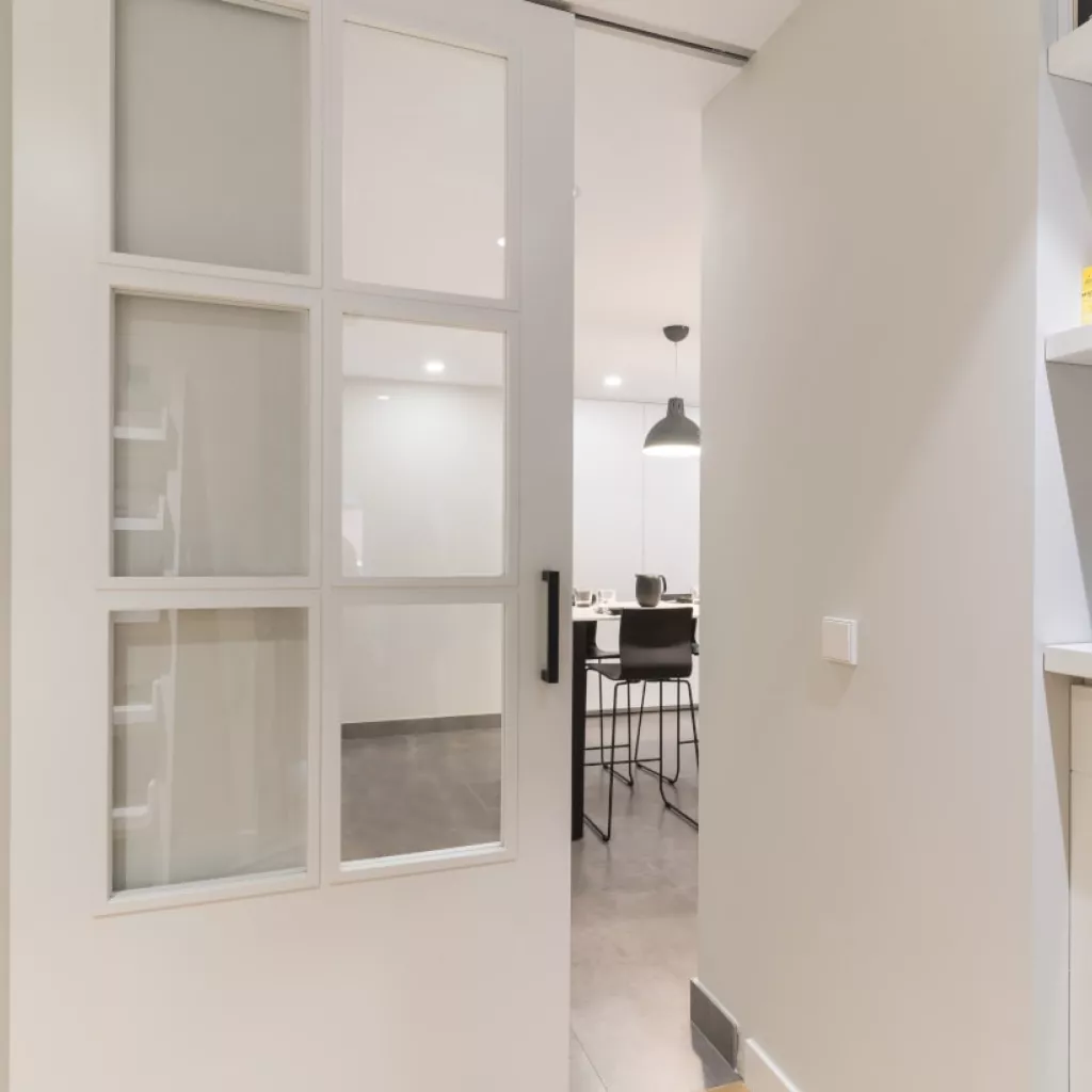 Puerta corredera entrada cocina Santos blanca