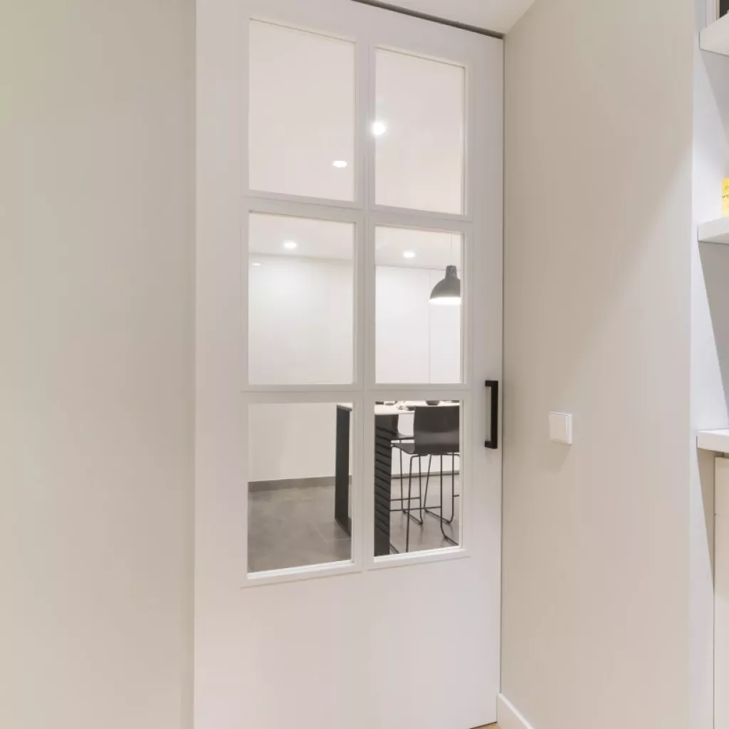 Puerta entrada cocina Santos blanca