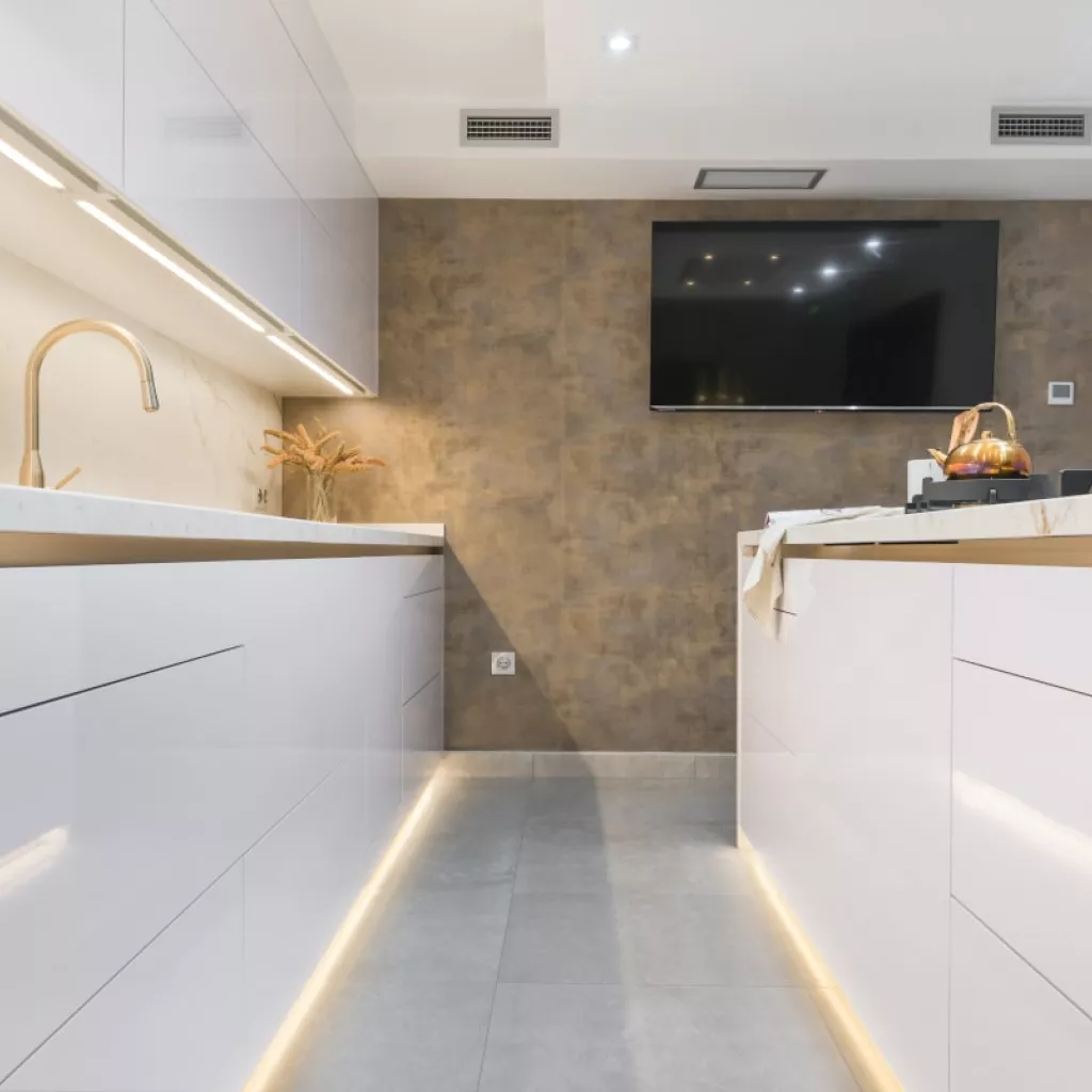 Tiradores dorados cocina Santos blanca