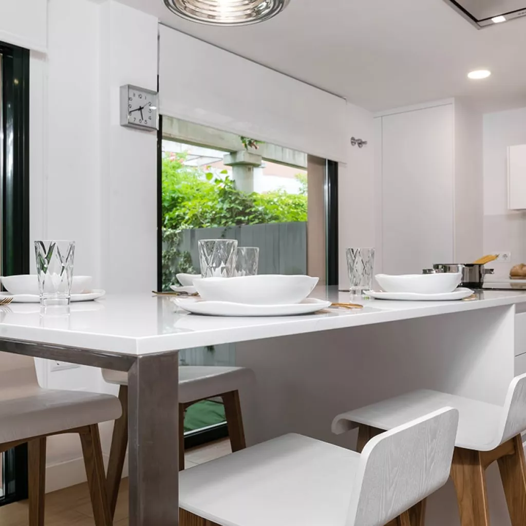 Zona de comedor cocina blanca