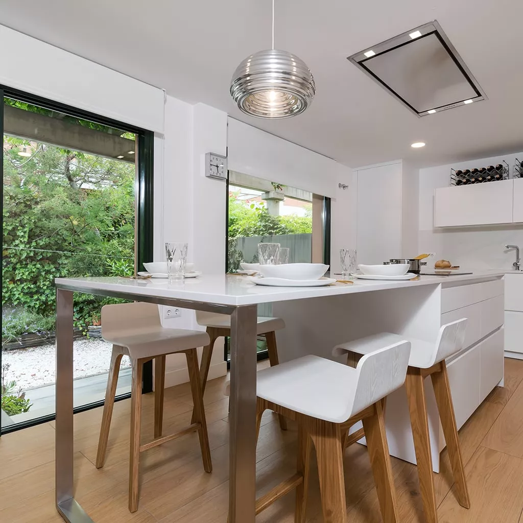 Zona de comedor e isla