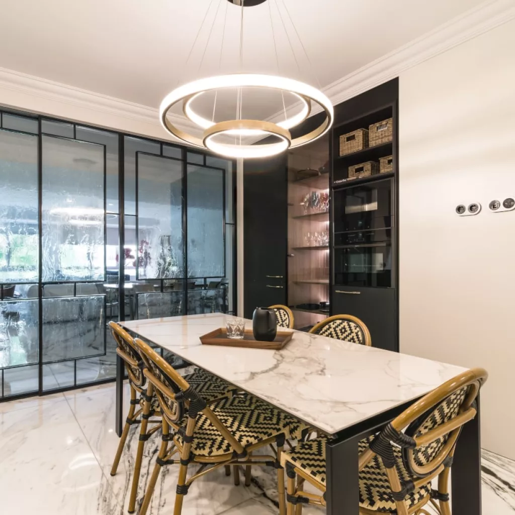 Zona vitrinas y mesa central