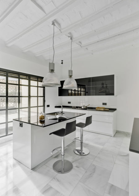 Cocina de lujo en blanco y negro de Santos Cocinas