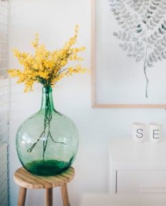 jarrón de cristal con flores