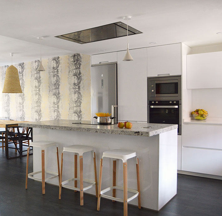 Cocina blanca rústica y moderna con encimera de granito