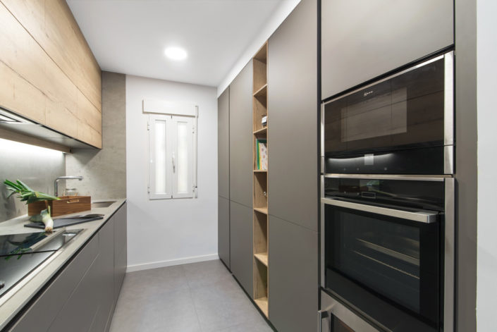 Cocina Moderna de Santos en lacado gris y madera- DOCRYS & DC