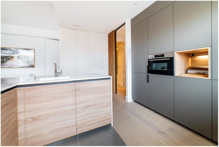 Cocina de diseño moderno en blanco y madera- DOCRYS & DC