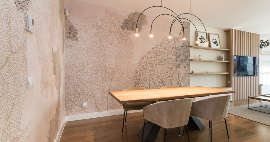 Proyecto decoración zona comedor pared con papel de Glamora y lámpara Estiluz