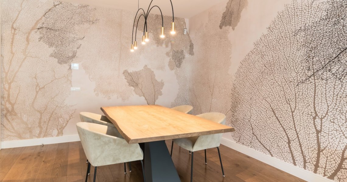 Proyecto decoración zona comedor pared con papel de Glamora y mesa comedor Cattelan